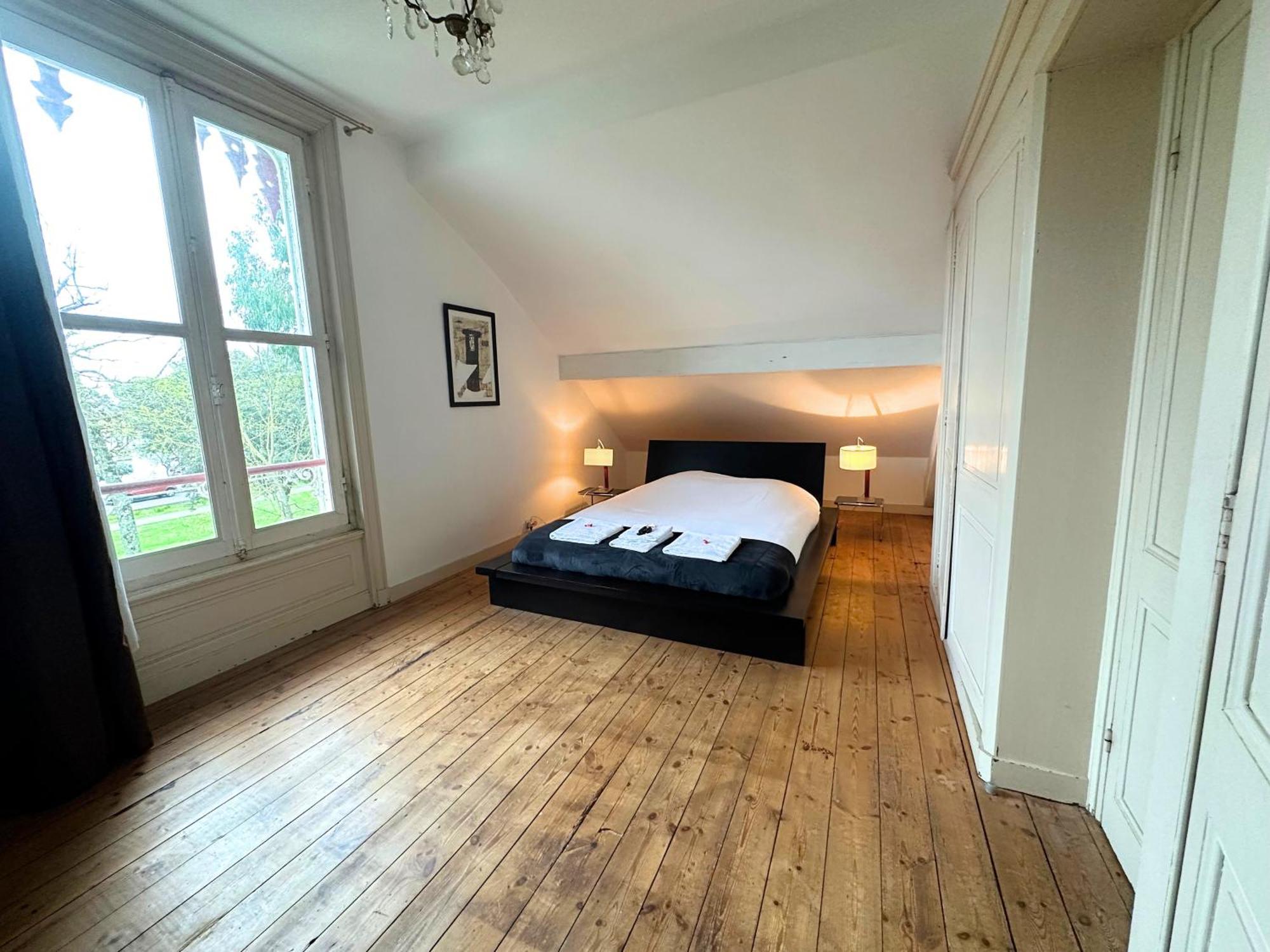 Hébergement de vacances Rennaissance - Proche - Parking - Menage & Linge Inclus